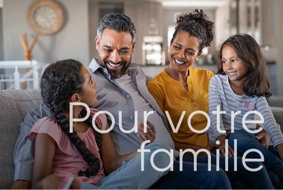 Une famille composée d'une femme d'âge mûr et de deux personnes plus jeunes (un homme et une femme) discutant dan une cuisine