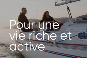 Pour une vie riche et active" avec en arrière plan, un couple sur un bateau, regardant au loinPour une vie riche et active" avec en arrière plan, un couple sur un bateau, regardant au loin
