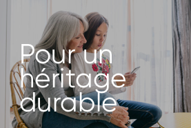 Une grand-mère et sa petite fille regardant un téléphone intelligent