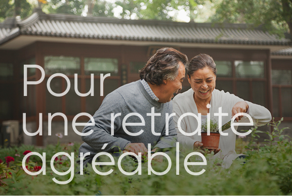 Un couple d'âge mûr au sommet d'une montagne