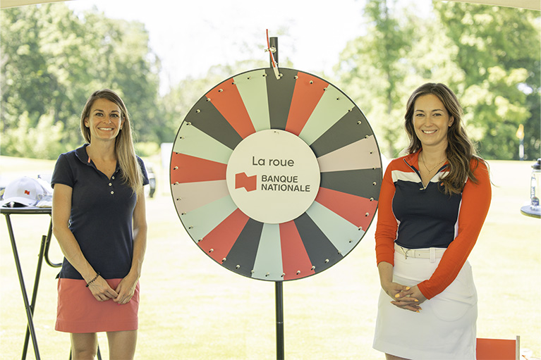 Image avec une roulette: Jessica Fillion et Émilie Croteau du Groupe Bernier lors du Tournoi Cachou du CHU Ste-Justine.