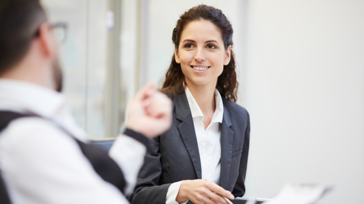 Deux conseillers de profil, en pleine discussion